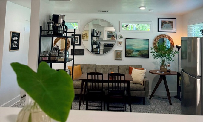 Savannah Casa | Savannah Spruce 2 Bedroom 1 Bath Private Driveway 5 Minutes To Historic Downtown