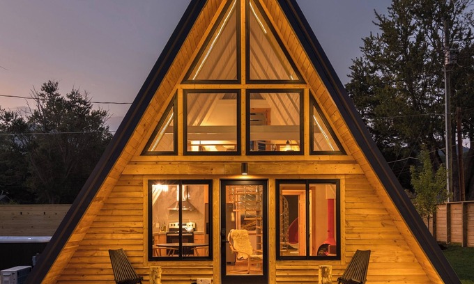 Black Mountain Cabina | Scandi-Camp A-Frame, 2 kings, hot tub, pet-friendly, walk to town! By Modcabins