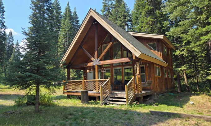 New Meadows Casa | Scenic 2 bedroom home with Loft nestled on 30 beautiful acres near New Meadows.