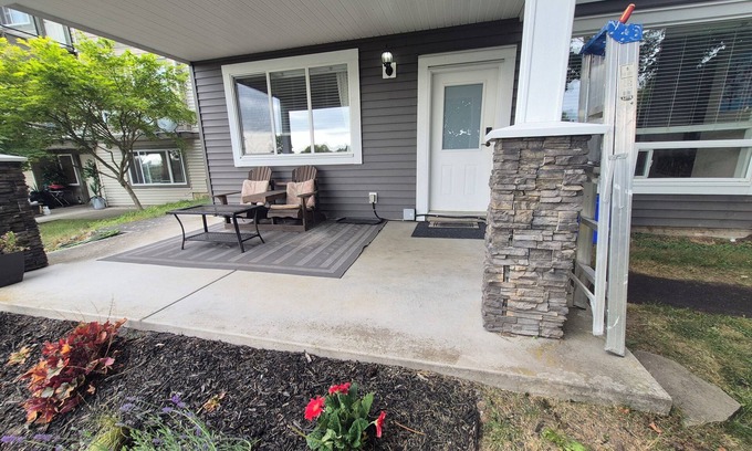 McMillan Apartamento | Scenic 2 bedroom walkout suite with hot-tub and outdoor pool, across from Park.