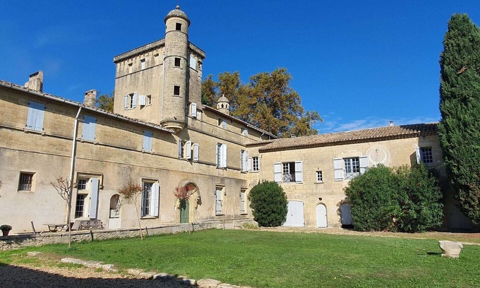 Aimargues Otro | Un momento íntimo en el corazón de un castillo histórico.