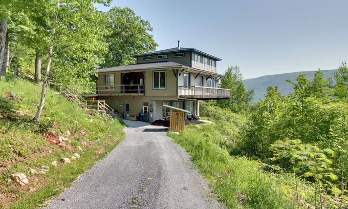 East Dorset Apartamento | Scenic Dorset Duplex < 3 Mi to Emerald Lake!