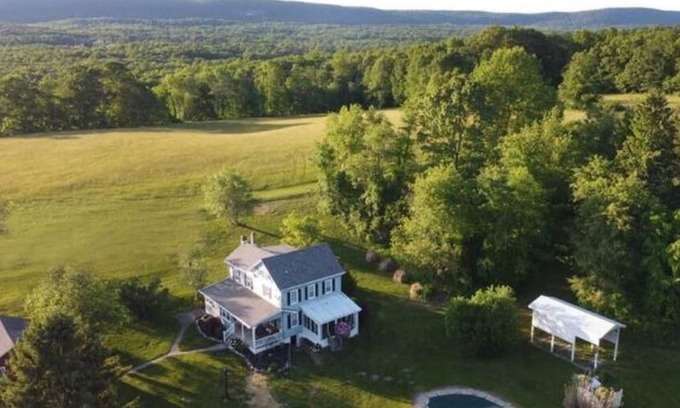 Bangor Otro | Scenic farmhouse: 100 acres