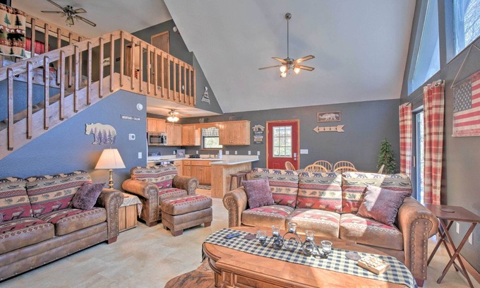 Upper Peachtree Cabina | Scenic ‘HighBearNation Lodge’ Near Hiking!