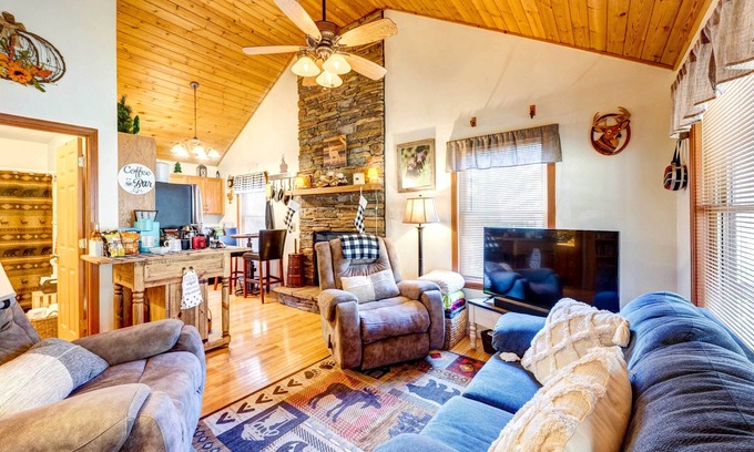 Marble Cabina | Scenic Marble Cabin w/ Fire Pit!