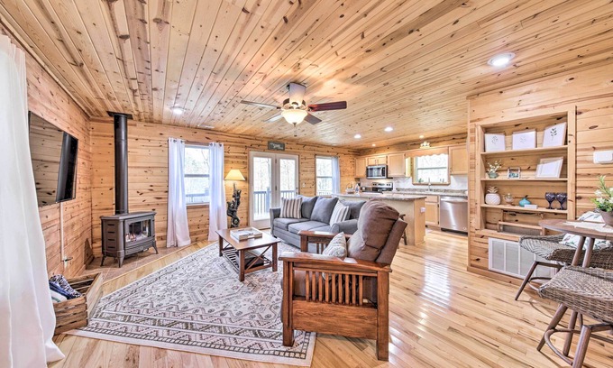 Murphy Cabina | Scenic Murphy Escape with Hot Tub & Fire Pit!