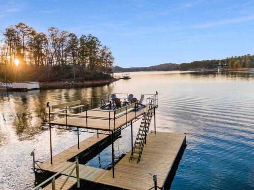 Gainesville Casa | Scenic Retreat-Lanier Lakefront-Private Dock-Sunset Views!