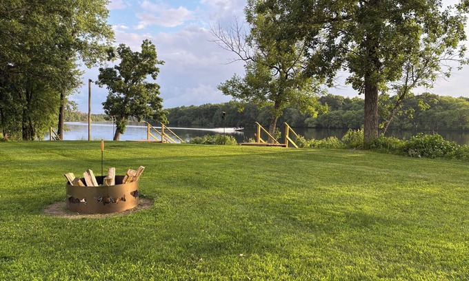 Nekoosa Cabina | Scenic riverfront cottage with boat landing and docks.