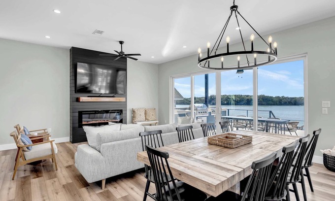Kingsland Casa | Scenic Sunsets-private pool, boat lift, game room