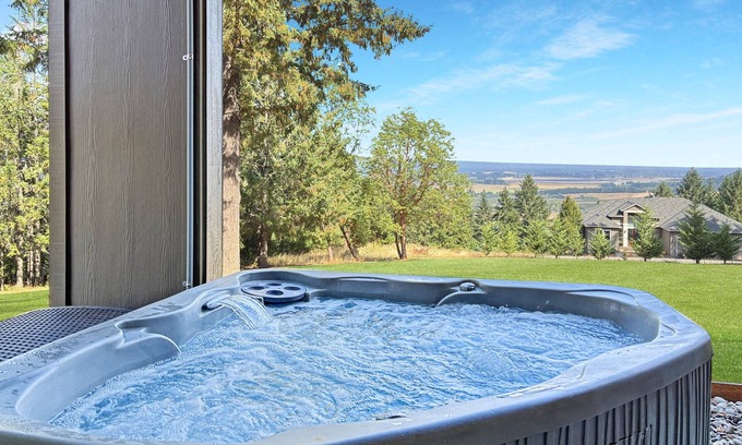 Cornelius Apartamento | Scenic Wine Country Retreat. Hot Tub, Spa Bath + Covered Patio w/ Views