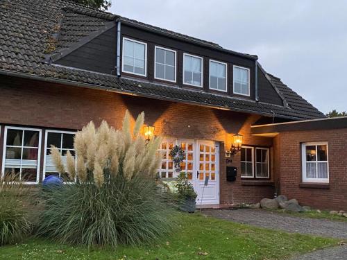 Friedeburg Casa | Schumacher's Landhaus - Bücherhotel