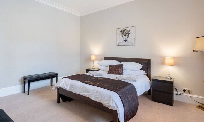 Forfar Casa | Scotston Villa - 5 bedroom house with large private back garden & hot tub