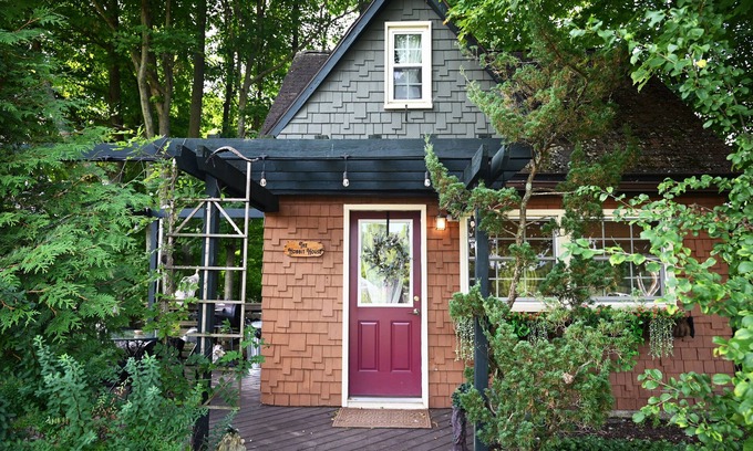Caroline Casa | Scottland Yard Farm's Adorable Wee Hobbit House