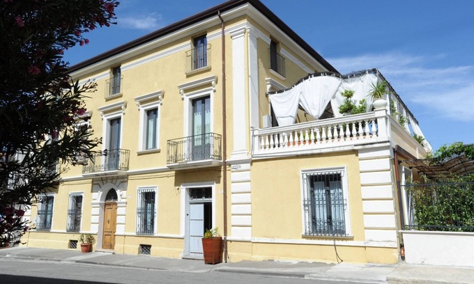 Vaccarizzo Albanese Cama Y Desayuno | Scura palace home of the Scura family