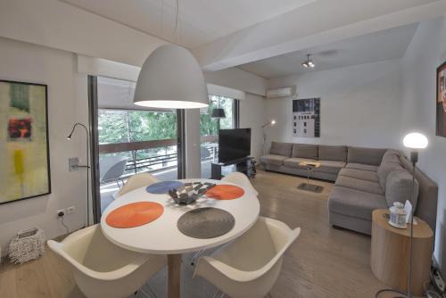 Vouliagmeni Apartamento | Sea Breeze Spacious Apt near Vouliagmeni Beach