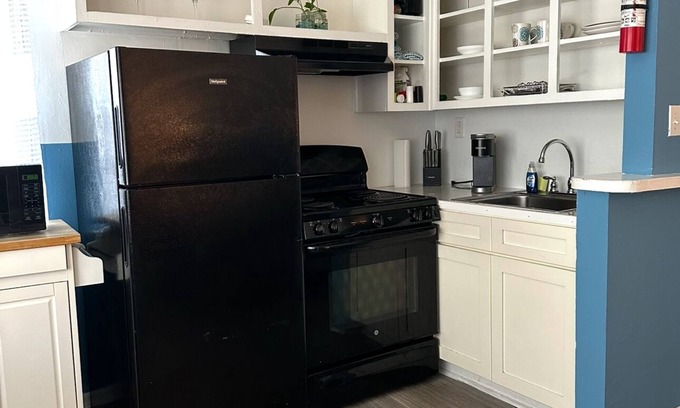Bayview Apartamento | SEA-clusion 1 cozy apartment across the street from the beach!