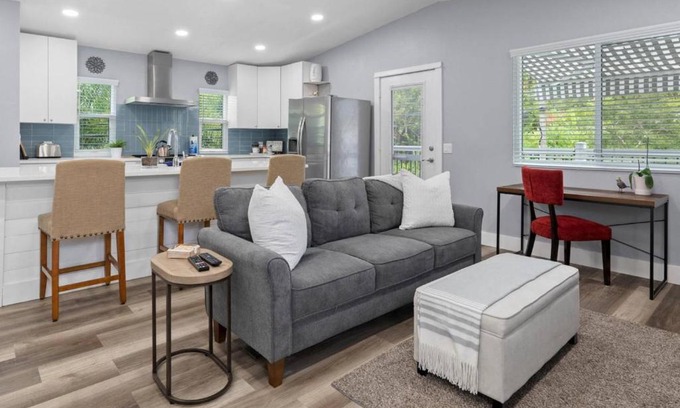 Allendale Terrace Casa | Sea Glass Cottage - minutes to Downtown St Pete and the beaches