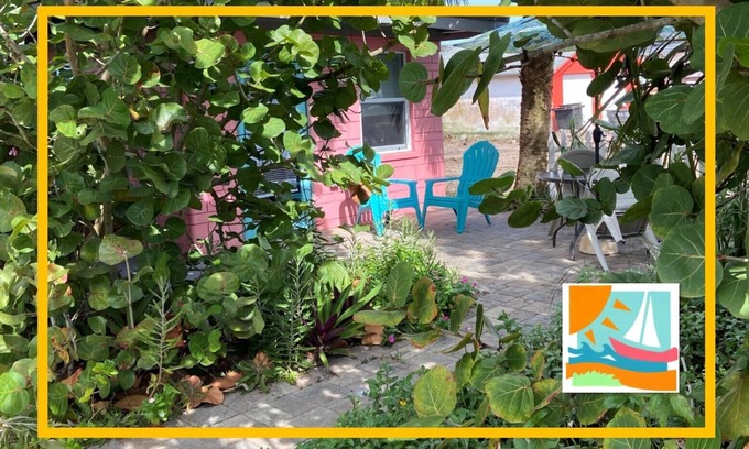 Flagler Beach Cabaña | Sea Grape en Casas de la Playa Central - Downtown Flagler Beach!