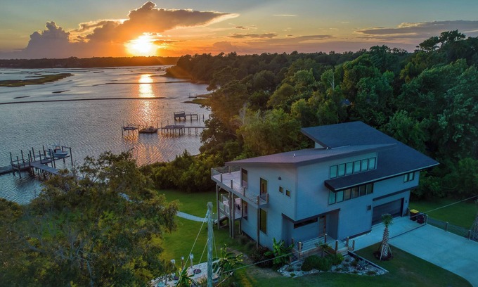 Hampstead Casa | Sea La Vie: Waterfront 4BR Luxury Home for Nature Lovers w/ Private Boat Dock