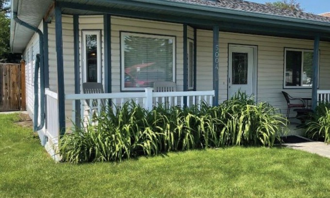 Sylvan Lake Casa | Sea Oar Inn - Perfect Family Cottage Close to Beach