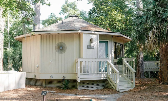 Oceanside Casa | Sea Pines cottage dream, 5-minute walk to beach, pool, pet friendly