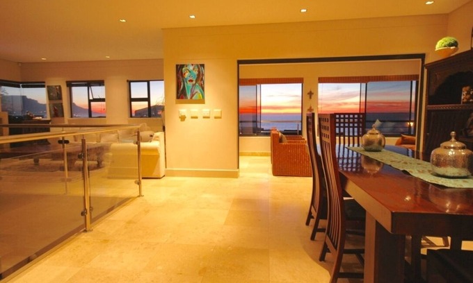 Bloubergstrand Villa | Mar, sol, puestas de sol, montaña de la mesa esperándote en Oceana Villa