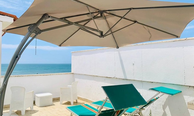 Santa Marinella Apartamento | Sea view apartment with private beach
