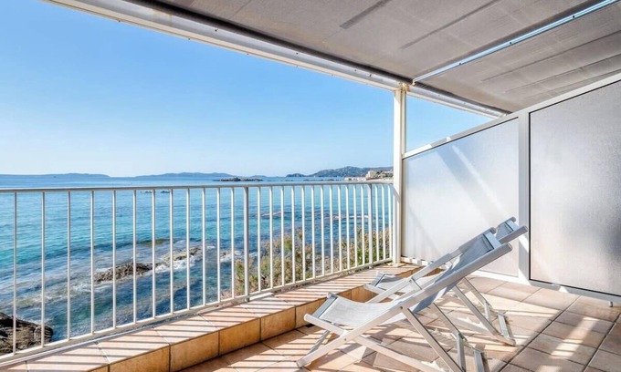 Le Lavandou Apartamento | 🌅 Sea View Suite – like an apartment, in a 4★ hotel closed for the winter