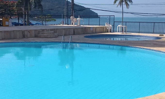 Martim de Sa Apartamento | Seafront Apartment with Pool in Martim de Sá