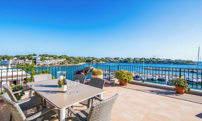 Portopetro Apartamento | "Es Port penthouse" con vistas al mar, a la montaña, Wi-Fi, aire acondicionado y balcón