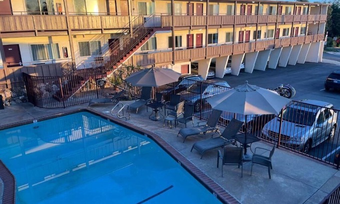 Hill Section Hotel | Seahorse Inn