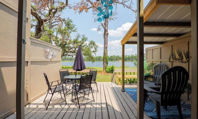 Lake Park Condominio | Seas The Day with this cozy 2-bedroom lakefront condo.