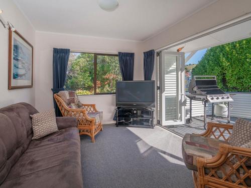 Whangamata Casa | Seashells Bach - Whangamatā Holiday Home