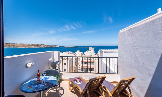 Bugibba Apartamento | Seashells Studio penthouse with seaview terrace