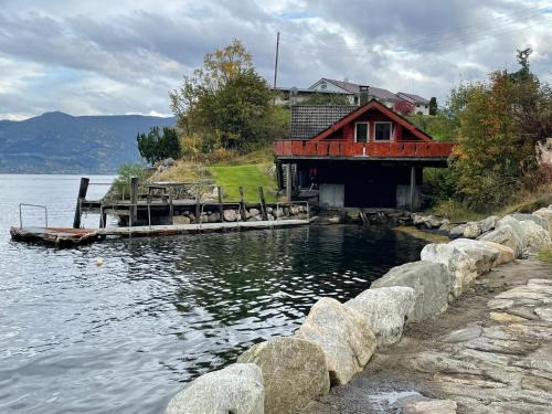 Balestrand Casa | Seaside 3-bedroom Holiday home