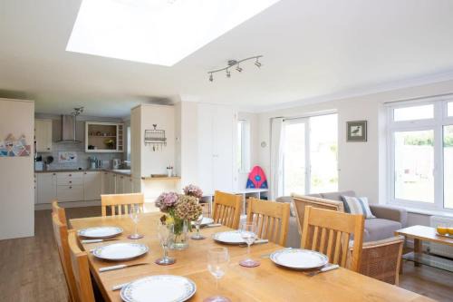 East Wittering Casa | Seaside detached 4bd home nr shops Parking Garden