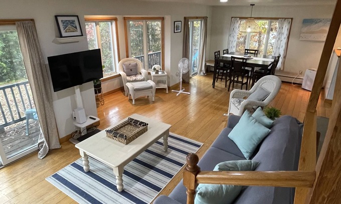 North Kingstown Casa | Seaside home in a quiet neighborhood with stunning views of Narragansett Bay.