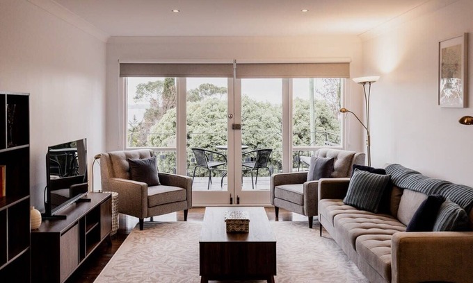 Taroona Casa | Seaside home with nearby beach access