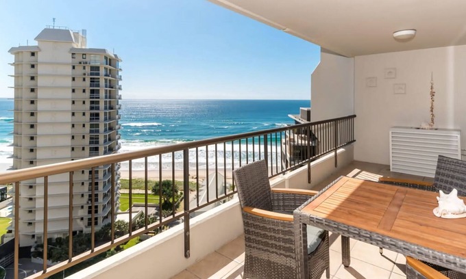 Main Beach Apartamento | Seaside Serenity Ocean Views & Pool