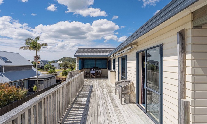 Matarangi Casa | Seaspray Retreat - Matarangi Holiday Home