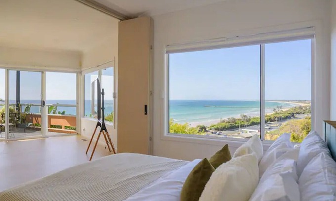 Frankston Casa | Seaview Sanctuary at the Beach- Watch city skyline and beach from everyroom