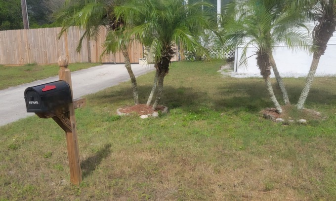 Florida South Atlantic Coast Casa | Sebring's lil sister town! Huge fenced yard. Pets welcome. Swimming lake nearby.