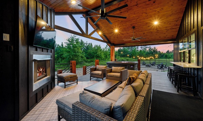 Broken Bow Cabina | Secluded 2.4 Acres Near Kayaking, 2 King Primary Suites w/bidets, EV, HT, FP