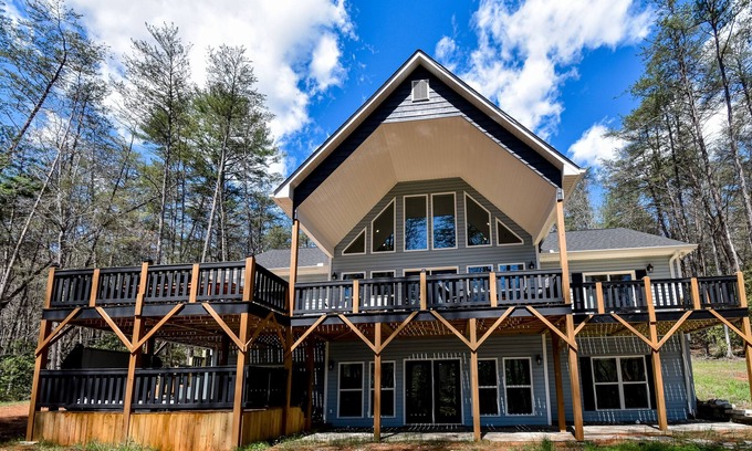 Blairsville Cabina | Secluded 2-story home with private hot tub, game room, fireplace, firepit, decks