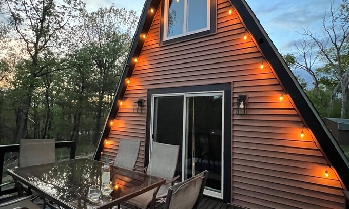 Oxford Cabina | Secluded A frame cabin close Dells, BRAND NEW HOT TUB, firepit, grill.