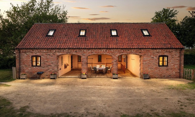 Leadenham Casa | Secluded barn sleeps up to seven in rural Lincolnshire. Private parking.