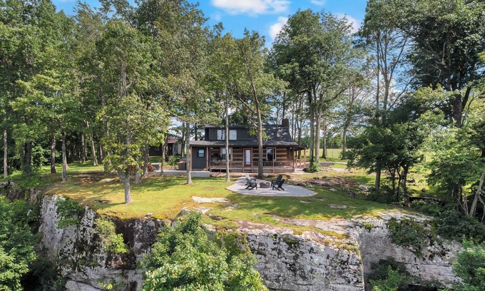 Belvidere Cabina | Secluded Bluff Cabin, Stargazing Hot Tub & Firepit