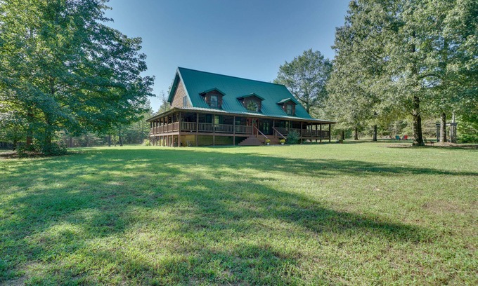 Octavia Cabina | Secluded Broken Bow Cabin w/ Fire Pit and Deck!