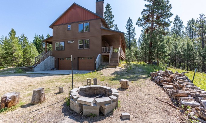 Cascade Cabina | Secluded cabin on 6 acres- wood fireplace- sleeps 11