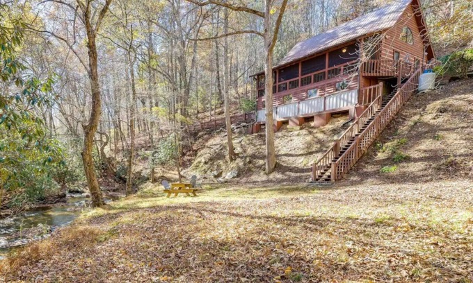 Williamstown Cabina | Secluded Cabin on Creek with Hot Tub